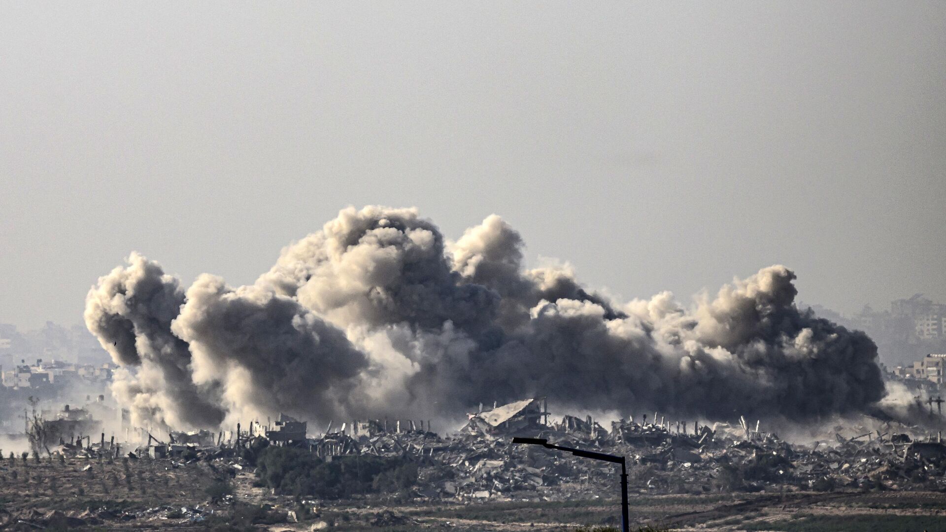 Дым, поднимающийся над зданиями после израильских ударов после возобновления боев между Израилем и боевиками ХАМАС, 2 декабря 2023 года - اسپوتنیک افغانستان  , 1920, 07.12.2023
