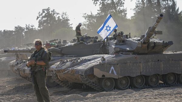 Израильские солдаты работают с танком недалеко от границы с сектором Газа, Израиль - اسپوتنیک افغانستان  