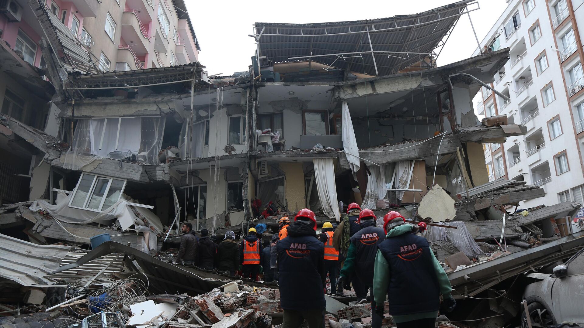 Спасательные работы на месте разрушенного в результате землетрясения здания в турецком городе Диярбакыр, 6 февраля 2023 года - اسپوتنیک افغانستان  , 1920, 07.12.2023