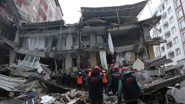Спасательные работы на месте разрушенного в результате землетрясения здания в турецком городе Диярбакыр, 6 февраля 2023 года - اسپوتنیک افغانستان  