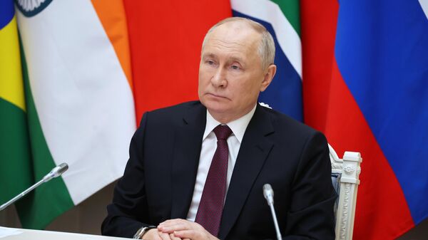 Президент РФ Владимир Путин в режиме видеоконференции принимает участие во внеочередном саммите БРИКС по палестино-израильскому конфликту - اسپوتنیک افغانستان  