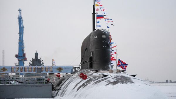رزمناو زیردریایی هسته ای کراسنویارسک در مراسم رسمی برافراشتن پرچم نیروی دریایی در سورودینسک - اسپوتنیک افغانستان  