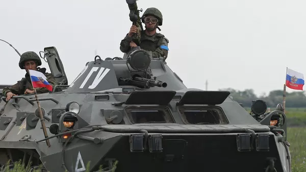 Военнослужащий с переносным зенитным ракетным комплексом «Игла» на БТР-80 на всеармейском конкурсе «Чистое небо-2018» - اسپوتنیک افغانستان  