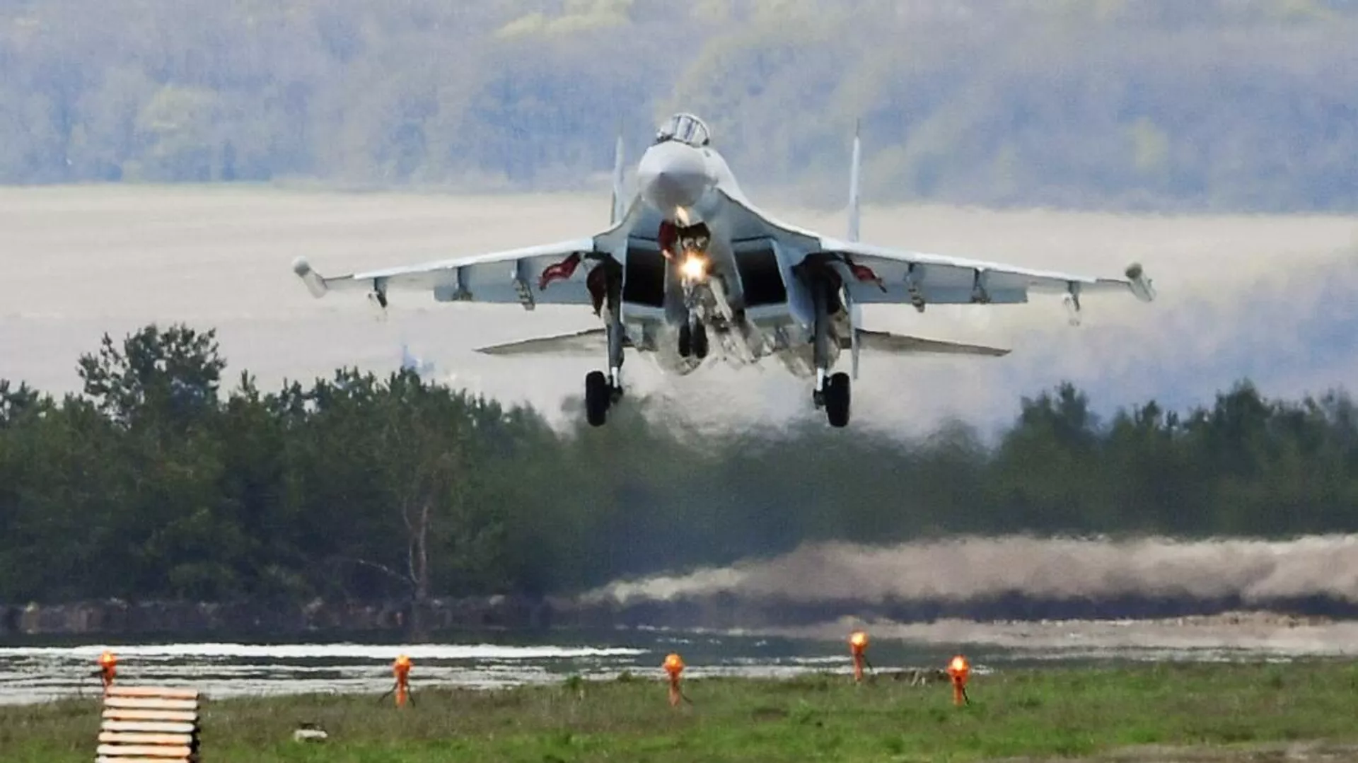 Истребитель Су-35 авиагруппы Восточного военного округа Вооруженных сил России возвращается на аэродром