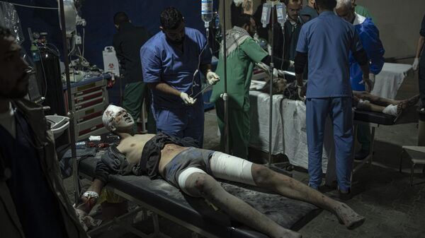 Палестинцы, раненые в результате израильской бомбардировки сектора Газа, прибывают в больницу в Рафахе - اسپوتنیک افغانستان  