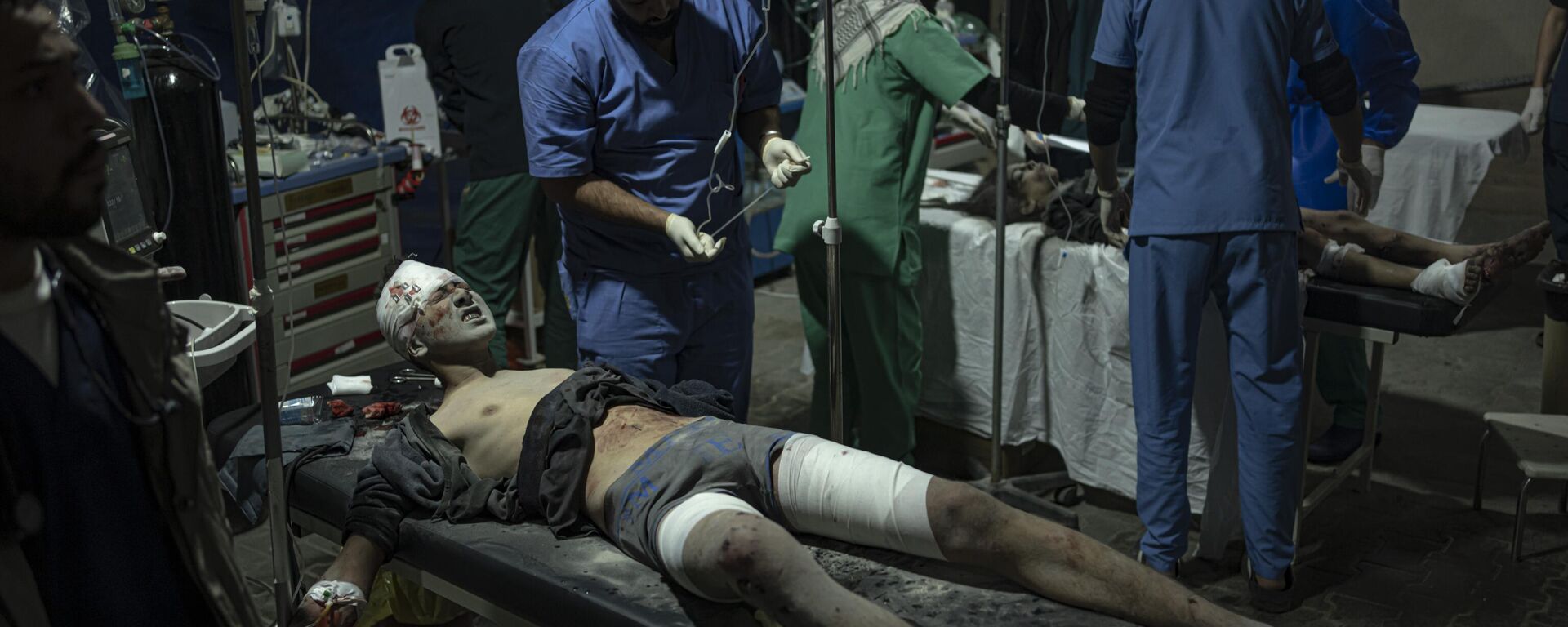 Палестинцы, раненые в результате израильской бомбардировки сектора Газа, прибывают в больницу в Рафахе - اسپوتنیک افغانستان  , 1920, 12.02.2024