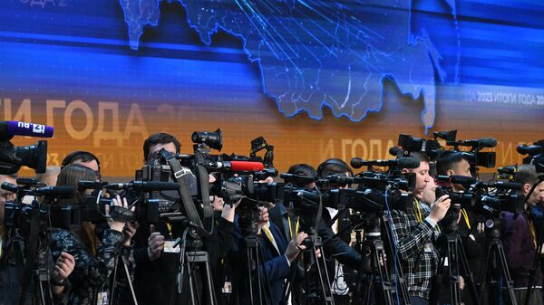 Журналисты на совместной прямой линии президента РФ Владимира Путина с гражданами и большой пресс-конференции с журналистами в Гостином дворе - اسپوتنیک افغانستان  
