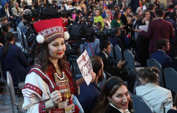 14 دسمبر 2023. خبرنگاران در سالن پیش از آغاز &quot;خط مستقیم&quot; مشترک و کنفرانس مطبوعاتی بزرگ ولادیمیر پوتین، رئیس جمهور روسیه. - اسپوتنیک افغانستان  