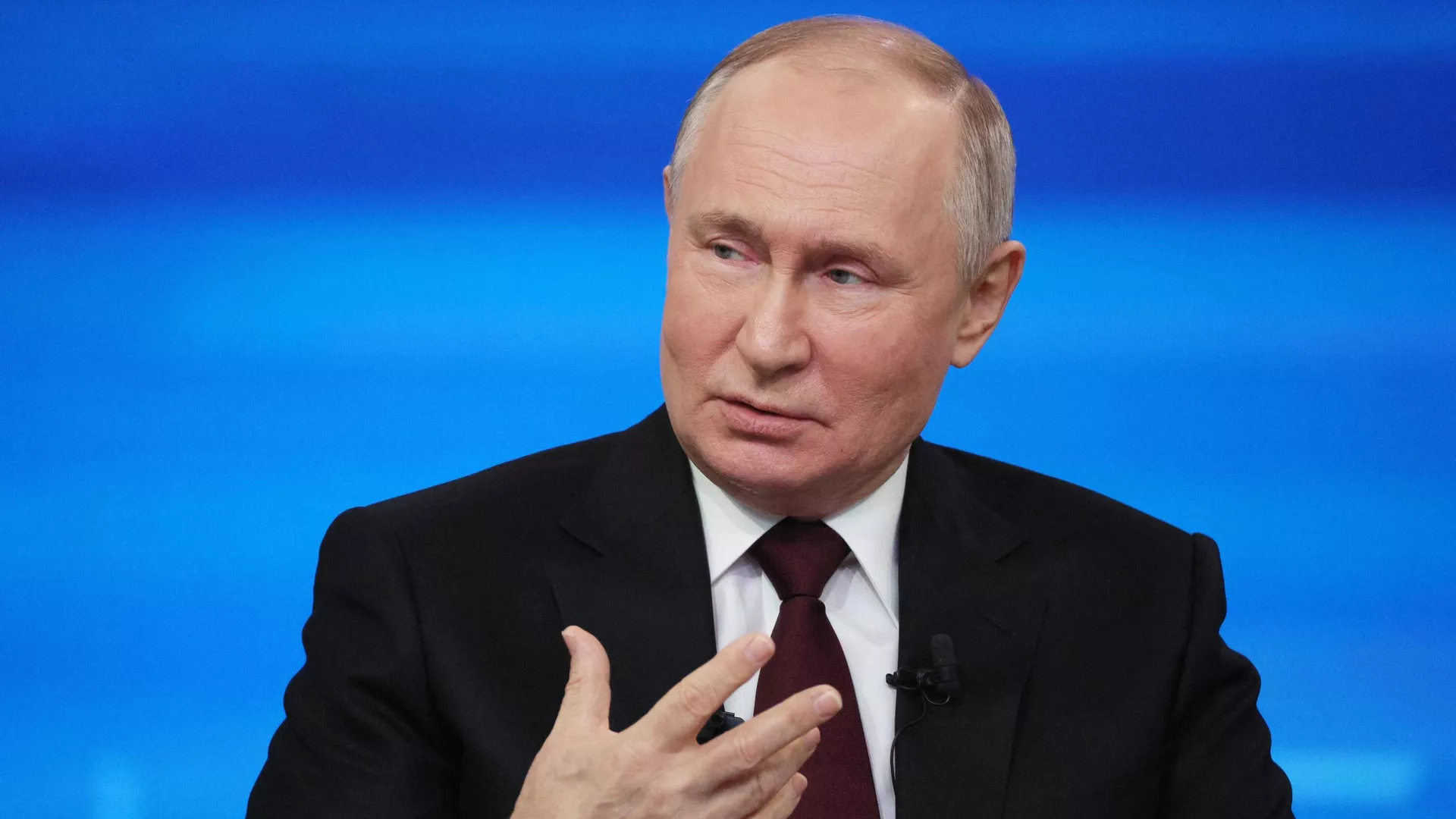 Президент РФ Владимир Путин проводит совместную прямую линию с гражданами и большую пресс-конференцию с журналистами в Гостином дворе