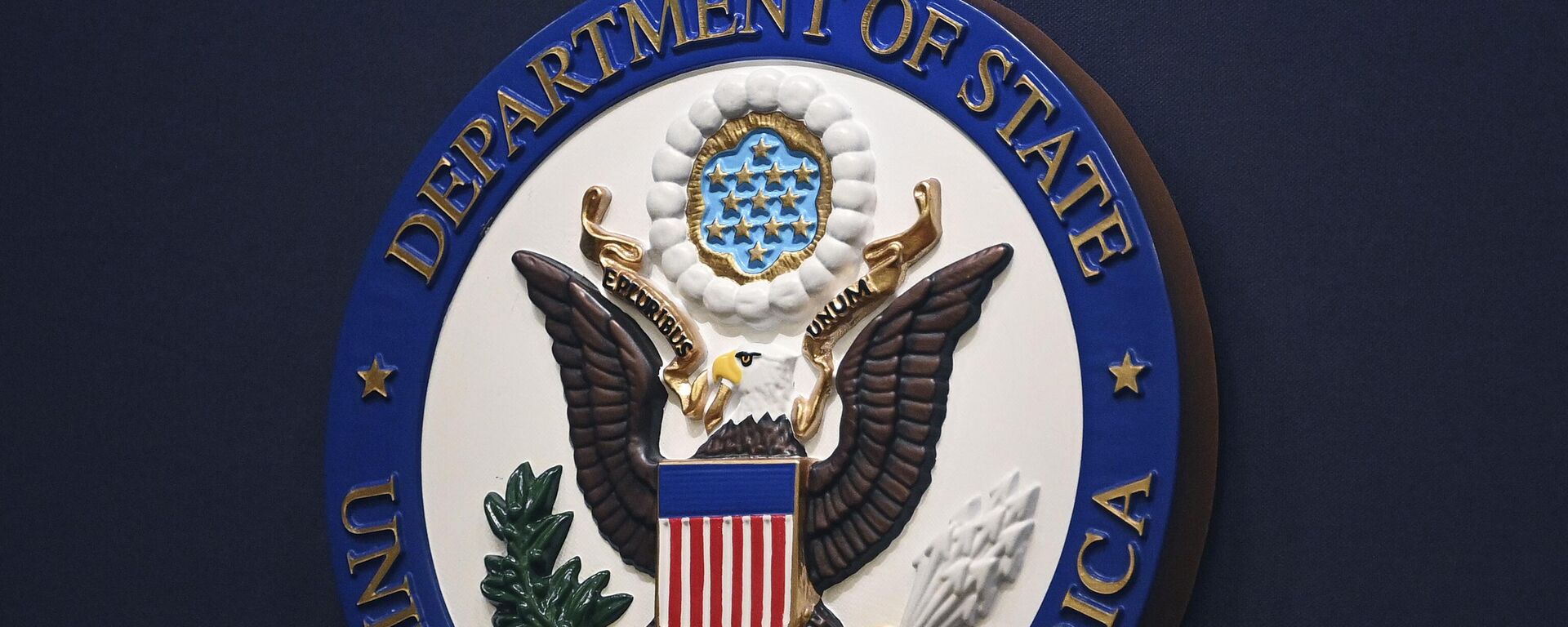 The State Department seal is seen on the briefing room lectern ahead of a briefing by State Department spokesperson Ned Price at the State Department in Washington, Monday, Janu 31, 2022. - اسپوتنیک افغانستان  , 1920, 19.12.2023