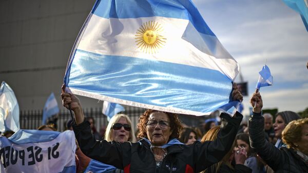 Сторонники президента Аргентины Маурисио Макри с государственным флагом Аргентины во время марша в Буэнос-Айресе - اسپوتنیک افغانستان  