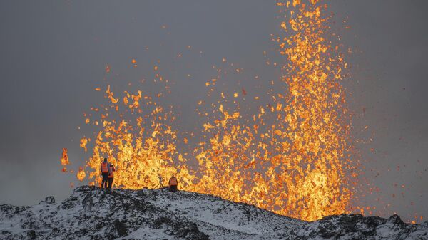 Ученые берут образцы за время извержения вулкана в в Гриндавике, Исландия - اسپوتنیک افغانستان  