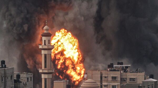 Взрыв во время израильского удара по Рафаху на юге сектора Газа  - اسپوتنیک افغانستان  