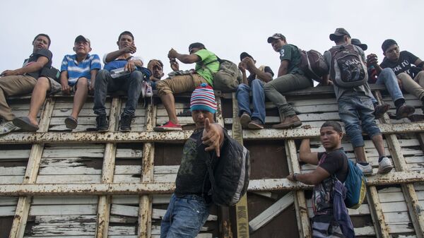 Мигранты из Гондураса, направляющиеся, в составе каравана, по территории Мексики в направлении границы с США - اسپوتنیک افغانستان  