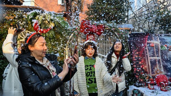 Люди возле цветочного магазина в Шанхае, Китай - اسپوتنیک افغانستان  