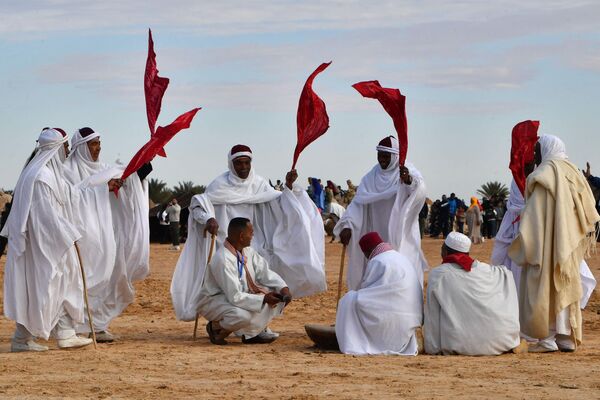 مجریانی با لباس‌های سنتی در نمایشی در آغاز جشنواره بین‌المللی صحرا در دوز، در جنوب تونس شرکت می‌کنند. 27 دسامبر 2023 - اسپوتنیک افغانستان  
