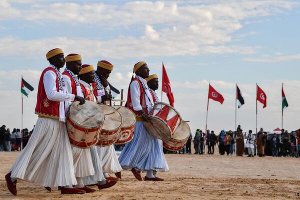 مجریانی با لباس‌های سنتی در نمایشی در آغاز جشنواره بین‌المللی صحرا  در دوز، در جنوب تونس شرکت می‌کنند. 27 دسامبر 2023 - اسپوتنیک افغانستان  
