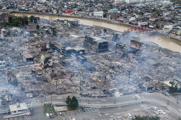این عکس هوایی دود را نشان می دهد که از منطقه ای به دنبال آتش سوزی بزرگ در واجیما، استان ایشیکاوا در 2 ژانویه 2024، یک روز پس از زلزله بزرگ 7.5 ریشتری منطقه نوتو درولایت ایشیکاوا را لرزاند. امدادگران ژاپنی برای یافتن بازماندگان زلزله بزرگی که در روز سال نو رخ داد، دست کم شش نفر را کشتند و ردپایی از ویرانی بر جای گذاشتند، در برابر ساعت و پس لرزه های قدرتمند مبارزه کردند - اسپوتنیک افغانستان  