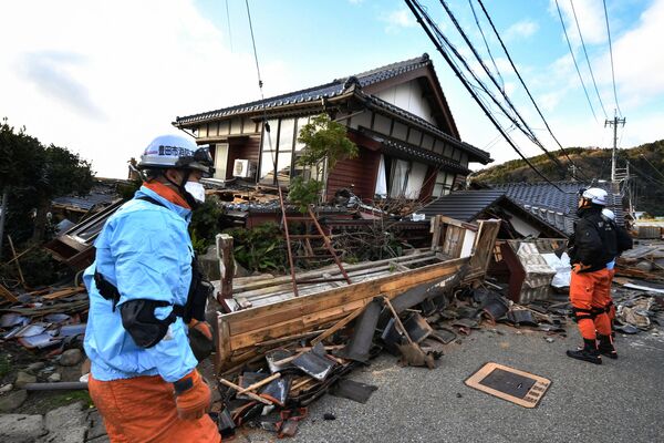 قوای اطفائیه خانه های چوبی فرو ریخته در واجیما، استان ایشیکاوا را در 2 ژانویه 2024، یک روز پس از زلزله بزرگ 7.5 ریشتری که بعد از ظهر منطقه نوتو در ولایت ایشیکاوا را لرزاند، بازرسی می کنند. امدادگران ژاپنی برای یافتن بازماندگان زلزله بزرگی که در روز سال نو رخ داد و بر اساس گزارش‌ها بیش از 20 کشته برجای گذاشت و اثری از ویرانی برجای گذاشت، در برابر ساعت و پس لرزه‌های قدرتمند جنگیدند. - اسپوتنیک افغانستان  