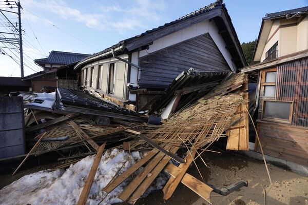 یک خانه دو منزله که طبقه اول آن بر اثر زلزله شدید فرو ریخته شده است سه شنبه  دیده می شود. 2، 2024، در نزدیکی نانائولایت استان ایشیکاوا، جاپان. مجموعه ای از زمین لرزه های قدرتمند غرب جاپان را لرزاند و به ساختمان ها، وسایل نقلیه و قایق ها آسیب رساند و مقامات در روز سه شنبه به مردم در برخی مناطق هشدار دادند که به دلیل خطر زمین لرزه های شدیدتر از خانه های خود دور بمانند. - اسپوتنیک افغانستان  