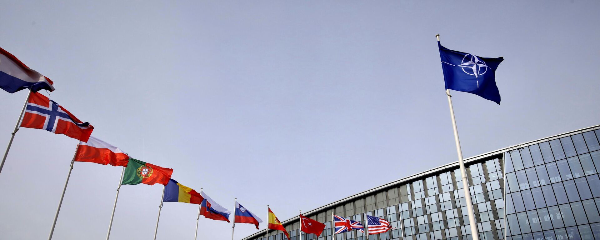 Флаги стран-членов НАТО у штаб-квартиры организации в Брюсселе  - اسپوتنیک افغانستان  , 1920, 07.03.2024