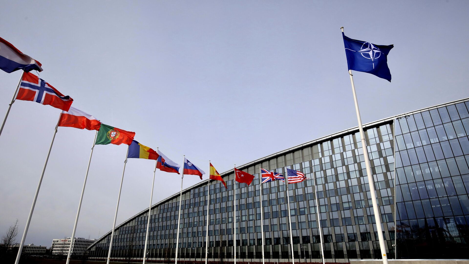 Флаги стран-членов НАТО у штаб-квартиры организации в Брюсселе  - اسپوتنیک افغانستان  , 1920, 21.01.2024