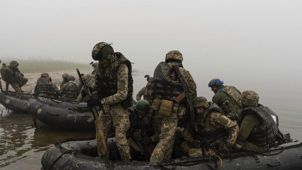 Группа украинских военнослужащих на Днепре. Архивное фото - اسپوتنیک افغانستان  