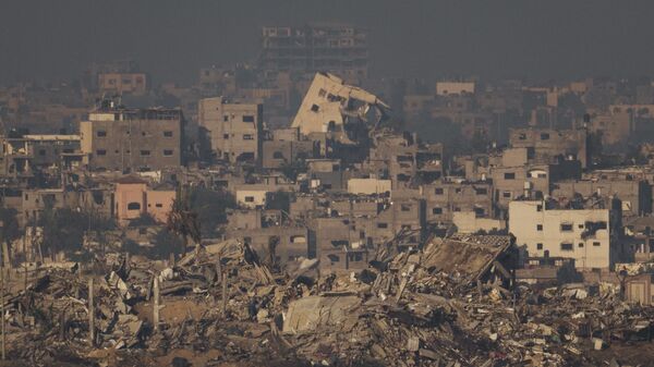 Разрушенные здания в результате израильского авиаудара на севере сектора Газа - اسپوتنیک افغانستان  