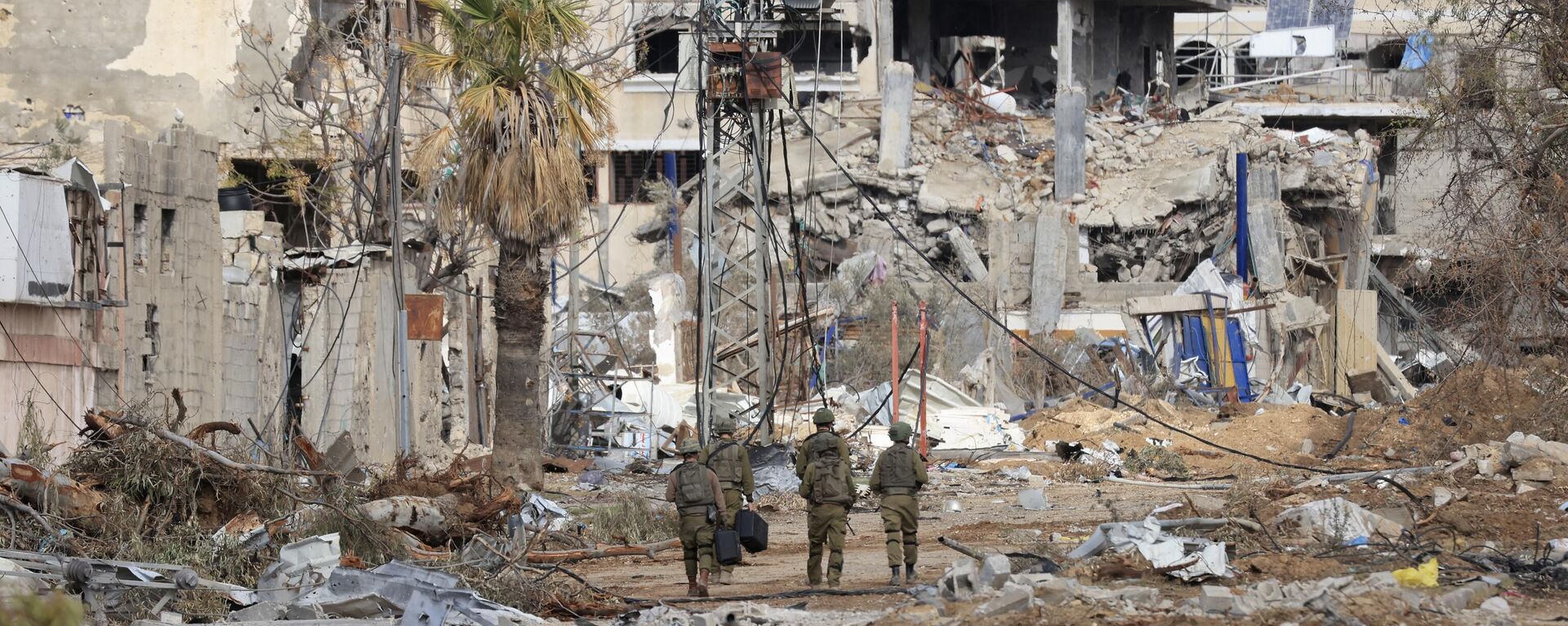 Израильские военнослужащие проходят мимо разрушенных зданий по дороге Салахеддин, которая соединяет север сектора Газа с югом, в районе Зейтун на окраине города Газа - اسپوتنیک افغانستان  , 1920, 09.04.2024