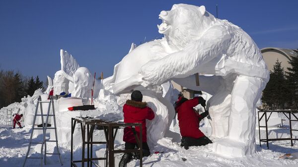 مجسمه سازان در جشنواره بین‌المللی مجسمه‌های برفی و یخی خاربین - اسپوتنیک افغانستان  