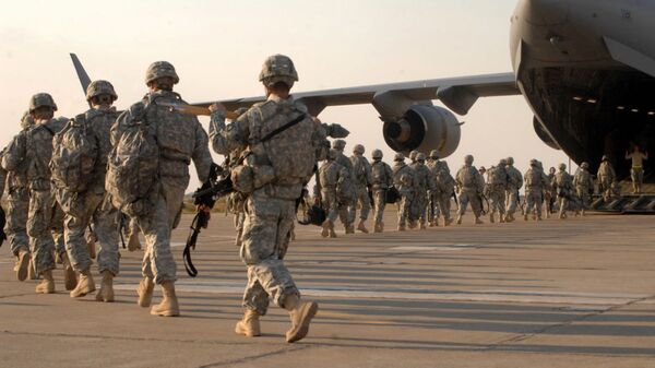 Американские военные во время посадки на самолет на авиабазе в Киркуке, Ирак - اسپوتنیک افغانستان  