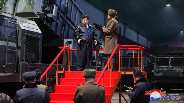 Лидер КНДР Ким Чен Ын во время посещения военных заводов - اسپوتنیک افغانستان  