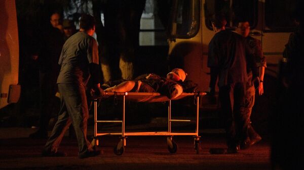 Раненые украинские военные, вывезенные с завода Азовсталь возле автобусов в Мариуполе  - اسپوتنیک افغانستان  