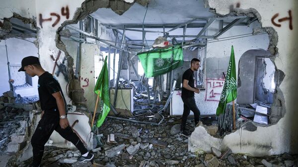 Палестинцы осматривают руины дома боевика ХАМАС, который был разрушен израильскими войсками в деревне Наалин - اسپوتنیک افغانستان  