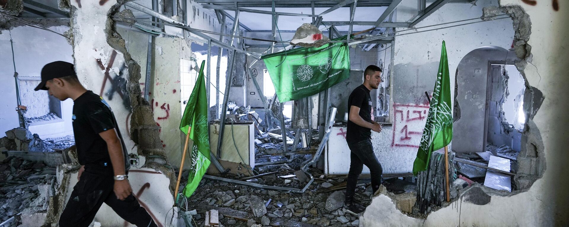 Палестинцы осматривают руины дома боевика ХАМАС, который был разрушен израильскими войсками в деревне Наалин - اسپوتنیک افغانستان  , 1920, 13.01.2024