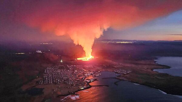 Извержение вулкана на юге Исландии недалеко от города Гриндавик - اسپوتنیک افغانستان  