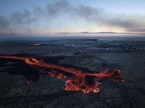 فوران آتشفشانی در جنوب ایسلند در نزدیکی شهر گرینداویک. - اسپوتنیک افغانستان  