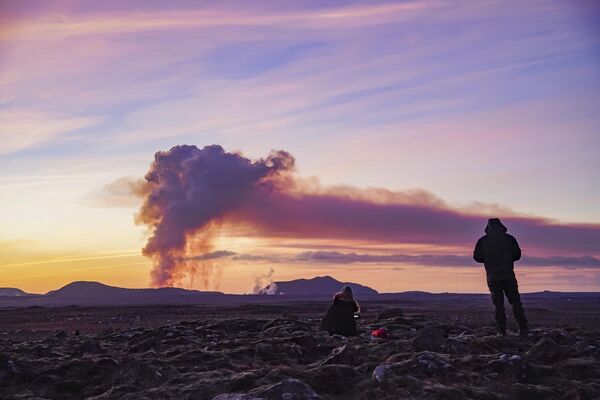 تماشای فوران کوه آتشفشان از سمت شمال محل وقوع حادثه. - اسپوتنیک افغانستان  
