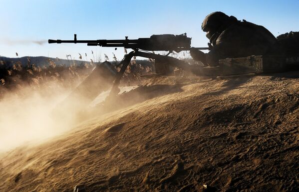 یک سرباز در وقت تمرین آموزشی برای پرسنل ناوگان اقیانوس آرام در یک زمین آموزشی در منطقه پریمورسکی، یک مسلسل سنگین شلیک می کند. - اسپوتنیک افغانستان  