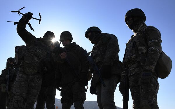 نمایش توانایی های یک کوادکوپتر به عنوان بخشی از تمرین برای پرسنل نظامی ناوگان اقیانوس آرام (PF) در یک زمین آموزشی در منطقه پریمورسکی. - اسپوتنیک افغانستان  