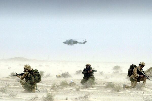اعضای تیپ 16 حمله هوایی بریتانیا، هنگ 21 پشتیبانی نزدیک - 3 سپاه هوایی ارتش، 25 مارچ 2003 در یک طوفان شن در بیابان های اطراف میدان های نفتی شمال رامالا گشت زنی می کنند. (عکس از ایان جونز  از  خبرگزاری فرانسه) - اسپوتنیک افغانستان  
