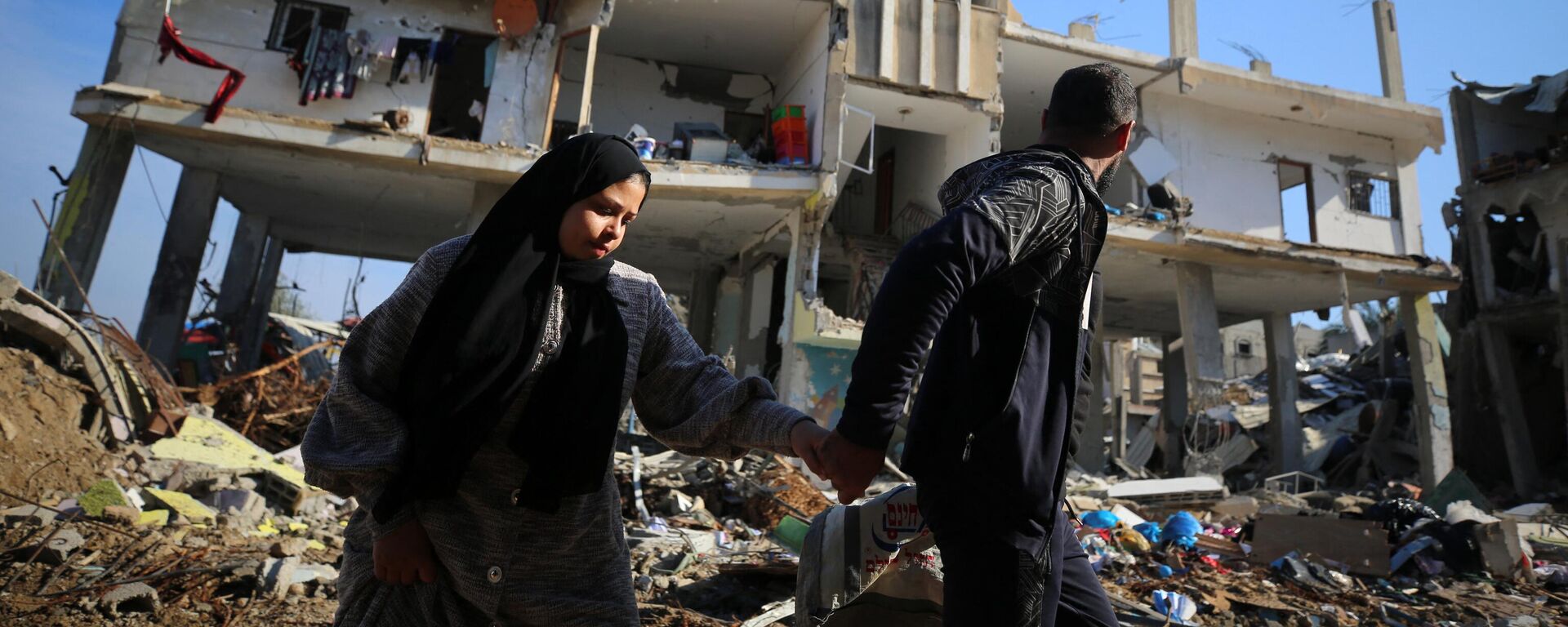 Палестинцы проходят мимо разрушенного здания в лагере беженцев Аль-Магази в центре сектора Газа - اسپوتنیک افغانستان  , 1920, 18.01.2024