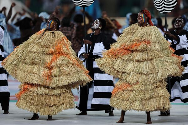 هنرمندان در مراسم افتتاحیه جام ملت‌های آفریقا (CAN) 2024 در استادیوم المپیک Alassane Ouattara در Ebimpe، Abidjan، در 13 جنوری 2024 اجرا می‌کنند. - اسپوتنیک افغانستان  