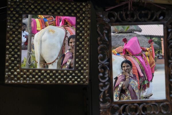 یک زن در آینه غرفه صنایع دستی در شیلپارامام در حیدرآباد، هند، یکشنبه، جنوری. 14، 2024. - اسپوتنیک افغانستان  