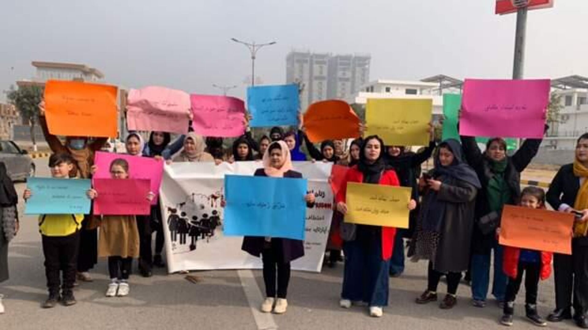 تظاهرات شهروندان افغانستان در شماری از کشورها در اعتراض به نسل‌کشی هزاره‌ها و سرکوب زنان - اسپوتنیک افغانستان  , 1920, 21.01.2024
