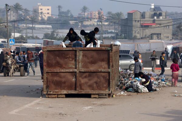 آوارگان فلسطینی در حال جستجوی سطل آشغال ها در اردوگاه آوارگان فلسطینی در مرز با مصر. - اسپوتنیک افغانستان  