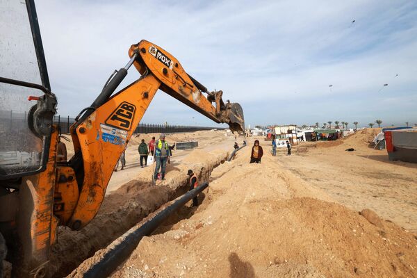 ساخت سیستم آبرسانی در اردوگاه آوارگان فلسطینی در مرز با مصر. - اسپوتنیک افغانستان  