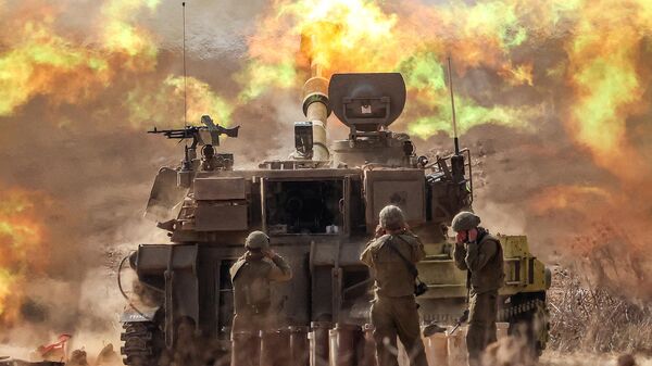 155-мм самоходная гаубица M109 израильской армии ведет огонь возле границы с сектором Газа на юге Израиля - اسپوتنیک افغانستان  