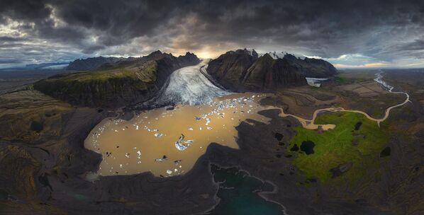 عکاس، آرماند سارلانگو از فرانسه. ایسلند از پشت دوربین در زاویه 360 درجه. - اسپوتنیک افغانستان  