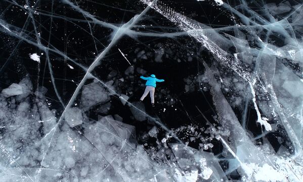 دختری روی یخ ینیسی در منطقه نووسیلوسکی در قلمرو کراسنویارسک. - اسپوتنیک افغانستان  